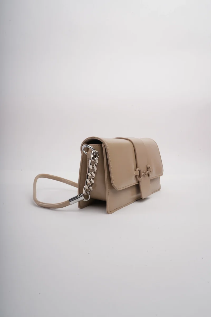 Bolso pequeño beige con cadena - Imagen 3