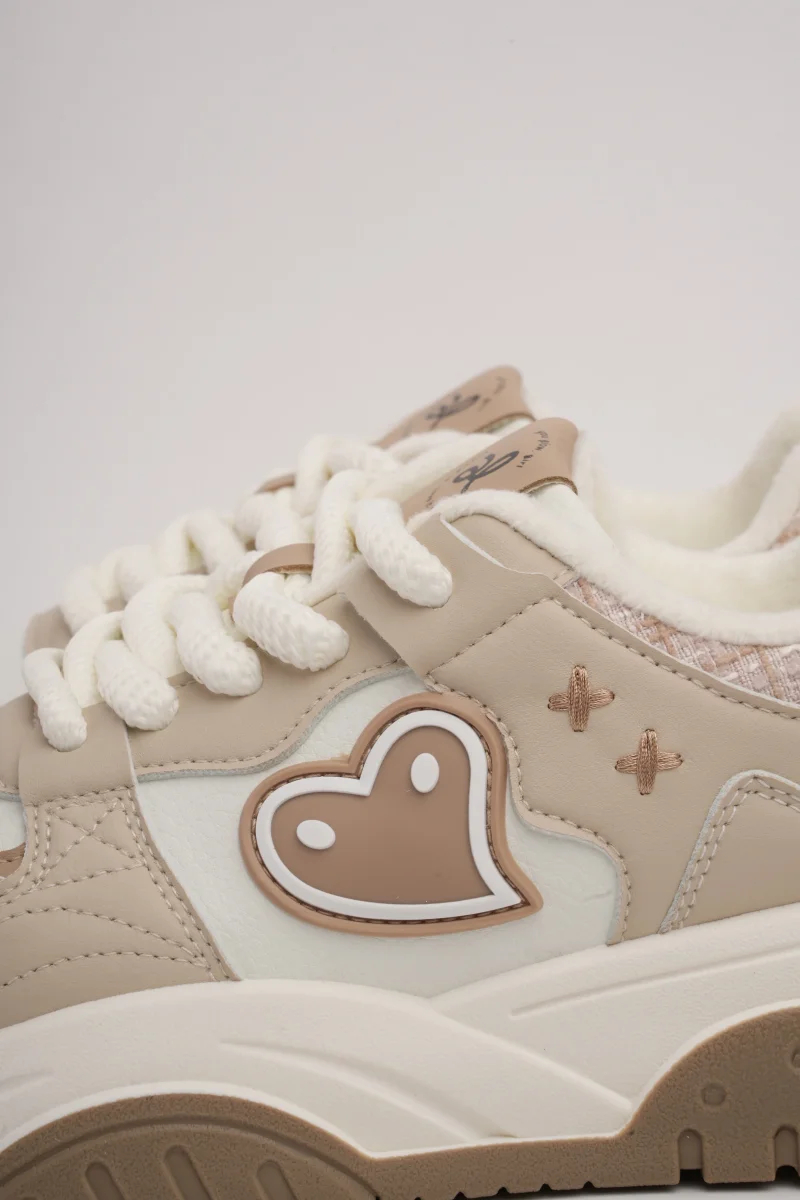 Tenis blancos x corazón café - Imagen 5